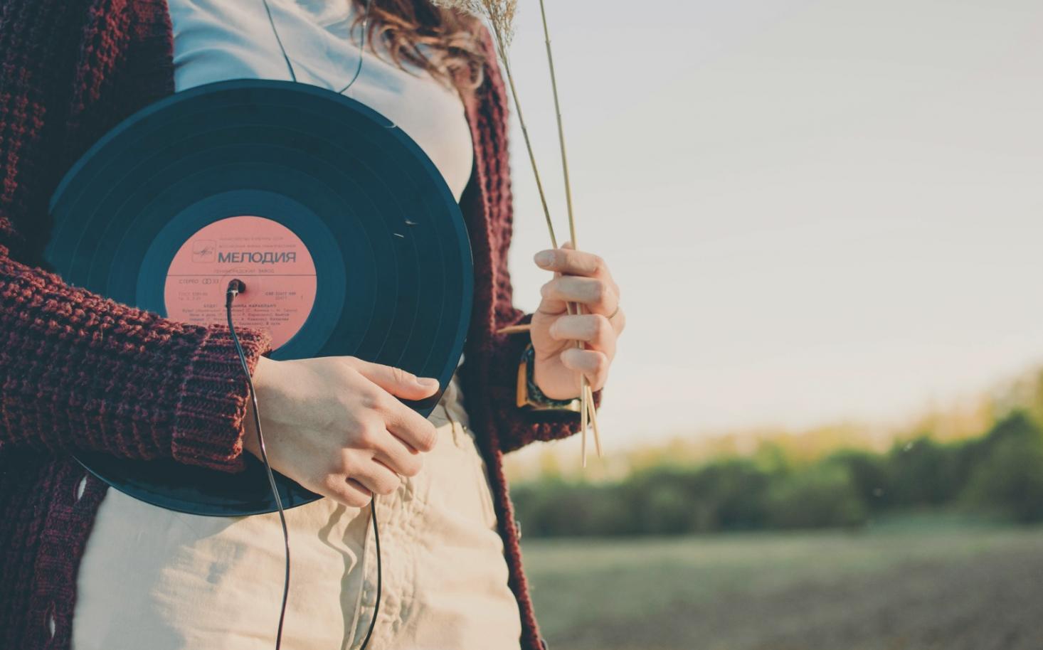Postazione di composizione con tastiera e computer