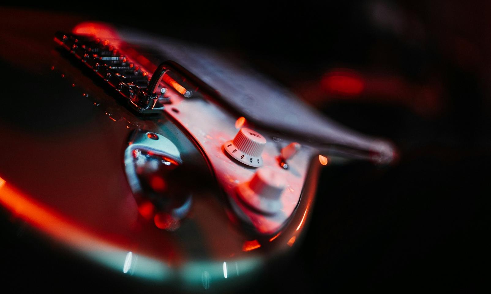 Studente al lavoro in studio di registrazione durante una sessione creativa