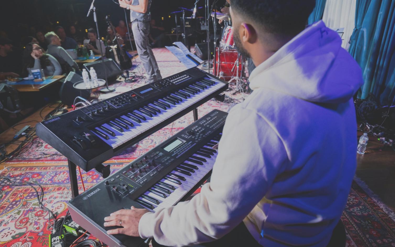 Biblioteca musicale con spartiti e manuali di teoria