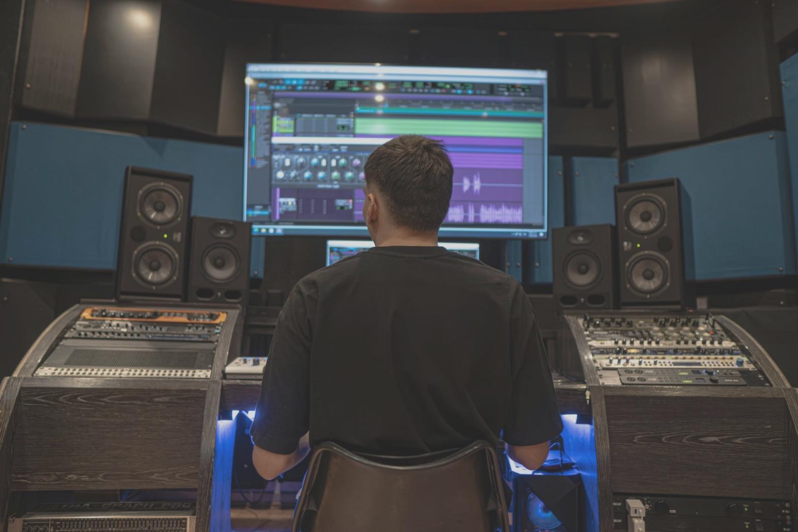 Studente durante una sessione di composizione guidata