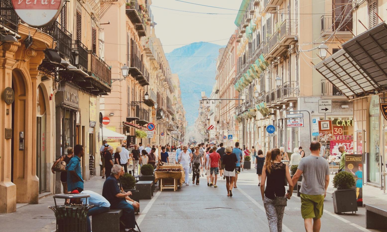 Studio di composizione musicale con strumenti e spartiti