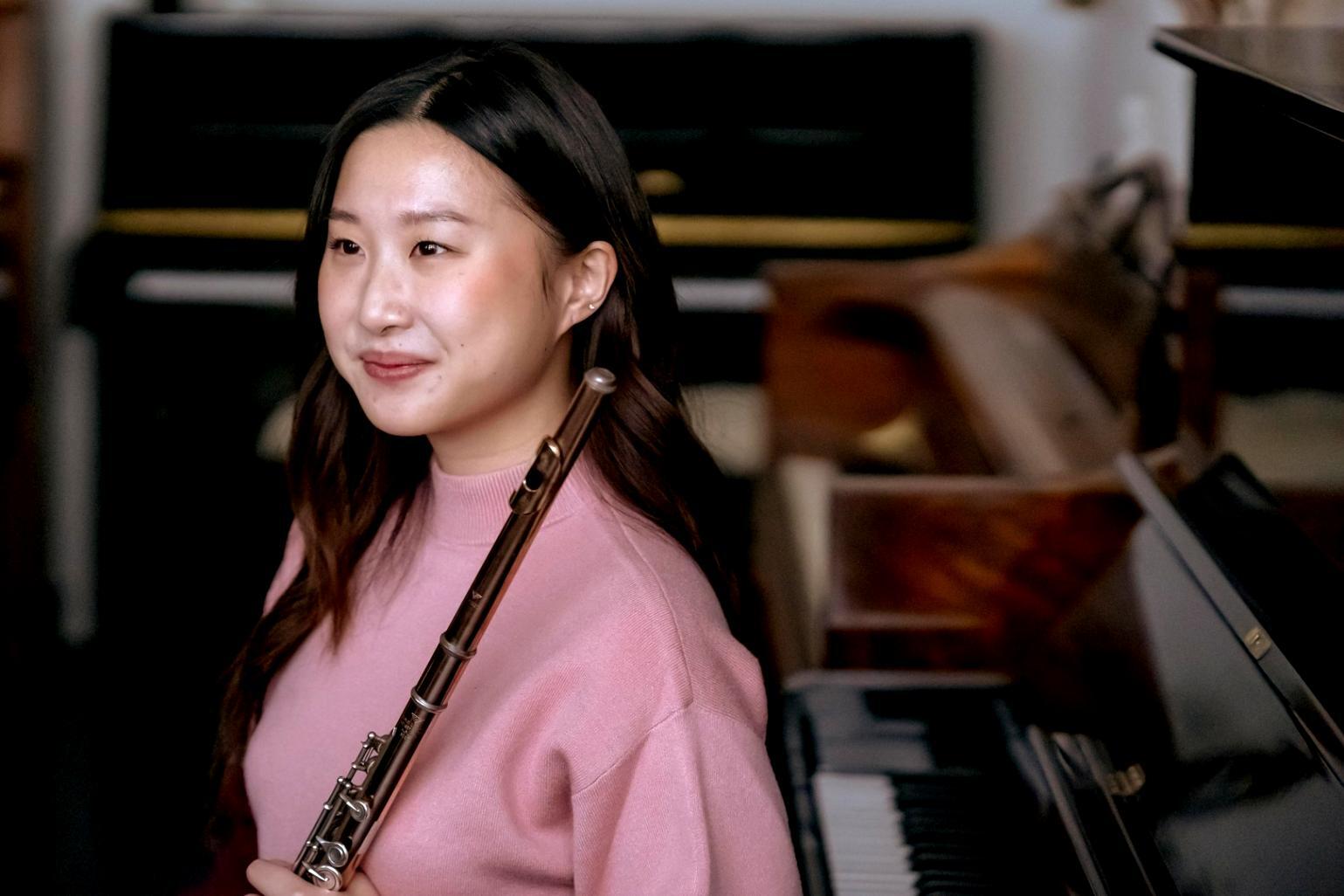 Compositore al pianoforte che sviluppa una melodia originale