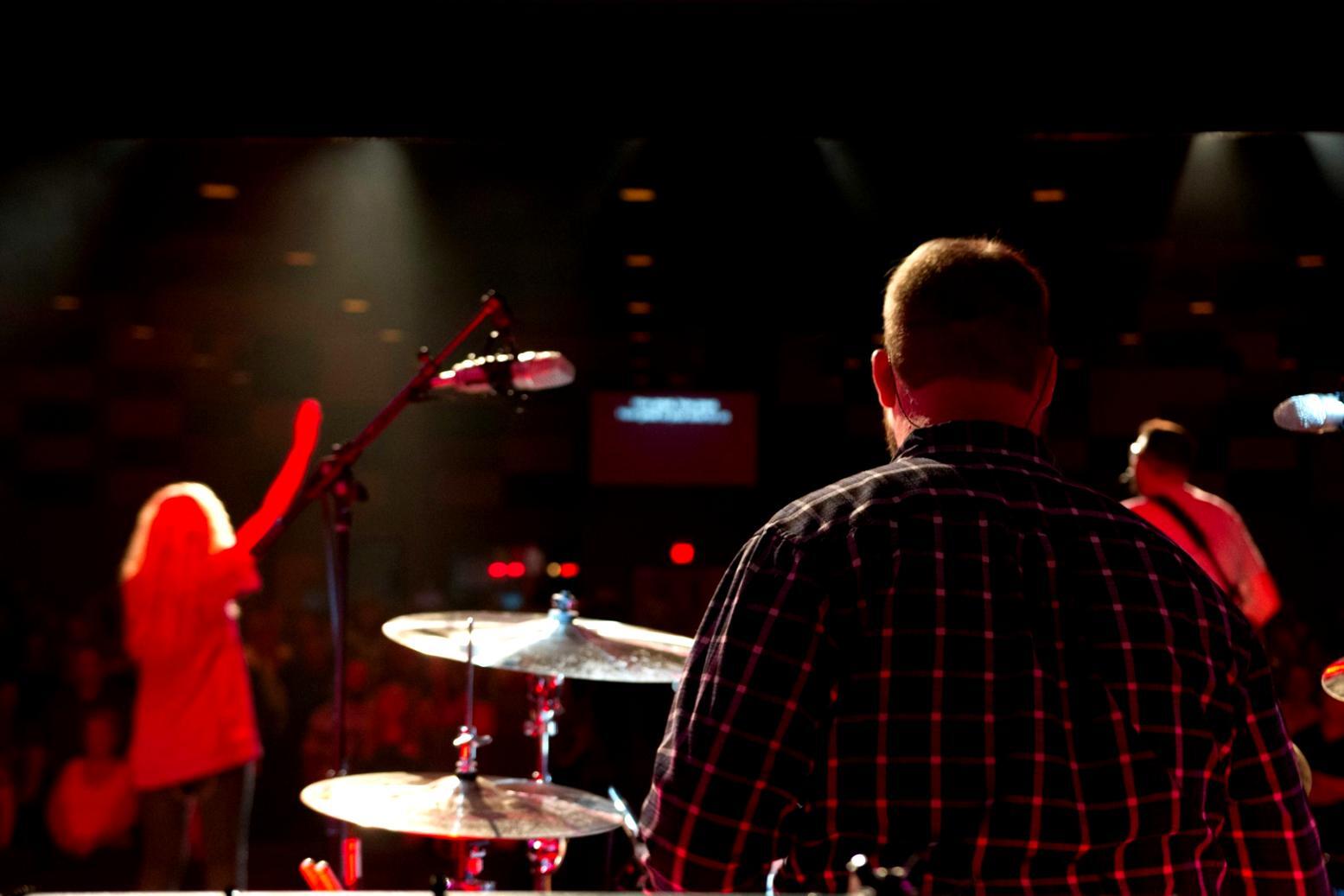 Sala di registrazione con pianoforte e strumentazione professionale